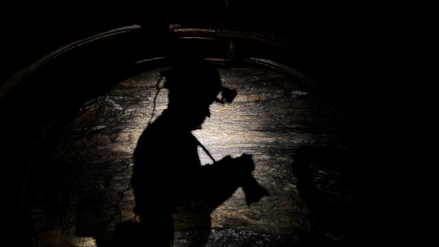 Madencilerin "kara elmas" mesaisi, fotoğraf karelerinde ölümsüzleşiyor