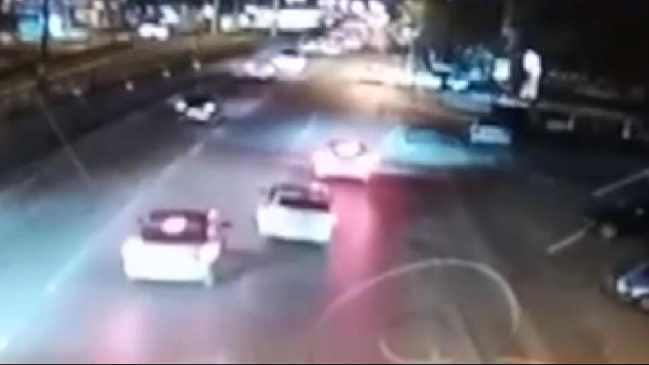 Otomobiliyle makas atarken kaldırıma çarpıp ters döndü