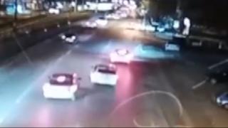 Otomobiliyle makas atarken kaldırıma çarpıp ters döndü