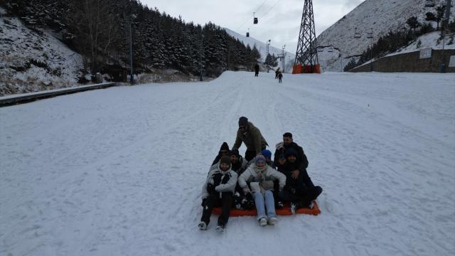 Depolanan kar ve suni karlamayla Palandöken'de kayak heyecanı başlıyor