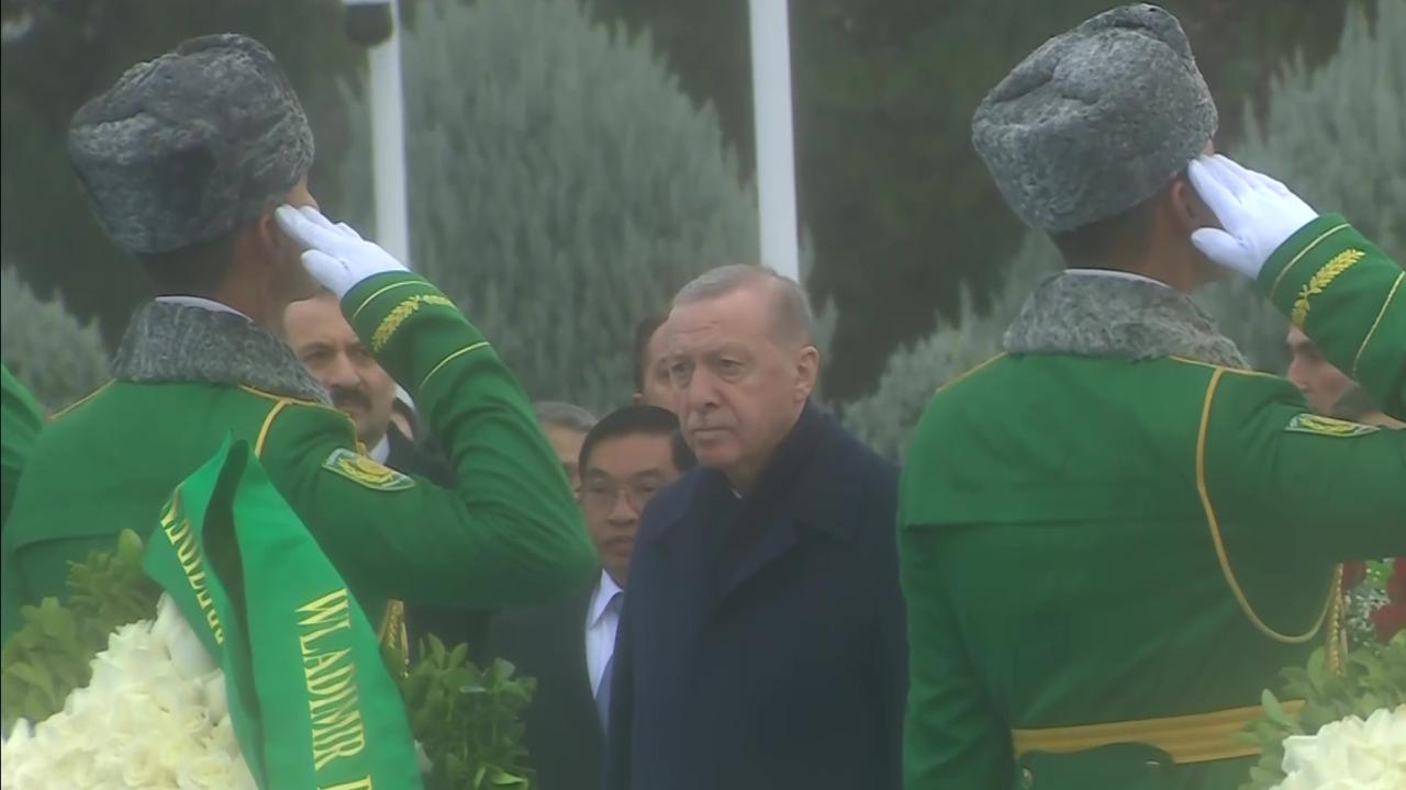Erdoğan, Aşkabat'ta Tarafsızlık Anıtı'na çelenk koyma törenine katıldı