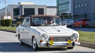 Çocukluğunda başlayan Anadol sevgisini, yol arkadaşı "Binnaz" ile yaşatıyor