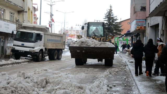 Sarıkamış'ta yoğun yağışla biriken kar, kamyonlarla ilçe dışına taşınıyor