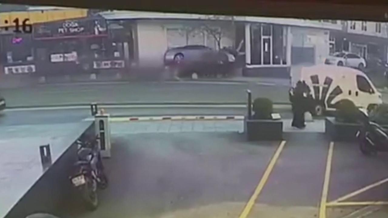 Otomobil kaldırıma daldı