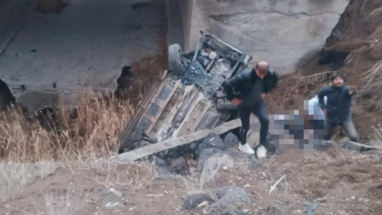 Sivas'ta otomobil menfeze devrildi: 1 ölü