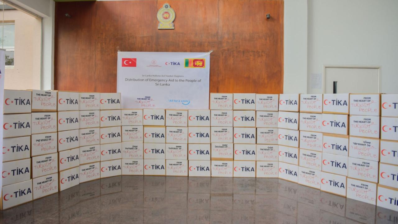 TİKA, Sri Lanka'daki sel mağdurlarına yardım malzemesi ulaştırdı