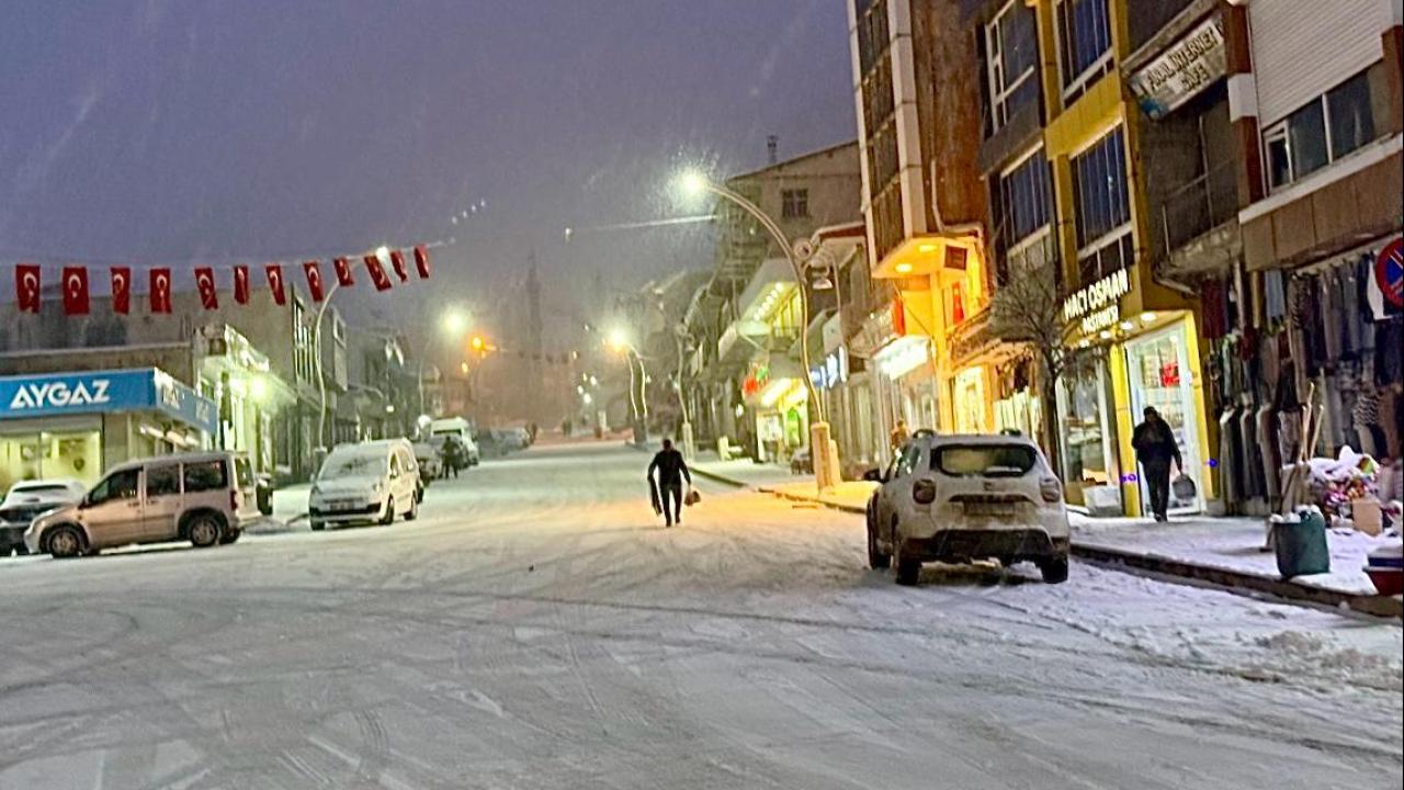 Van-Bahçesaray kara yolunda ulaşıma kar engeli