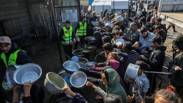 Gazze’de yerinden edilenler için sıcak yemek dağıtımı sürüyor