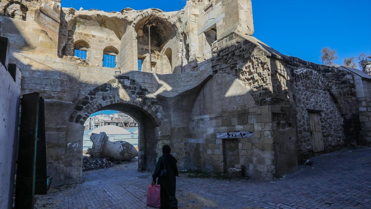 Han Yunus’taki Barkuk Kalesi İsrail saldırılarında tahrip oldu