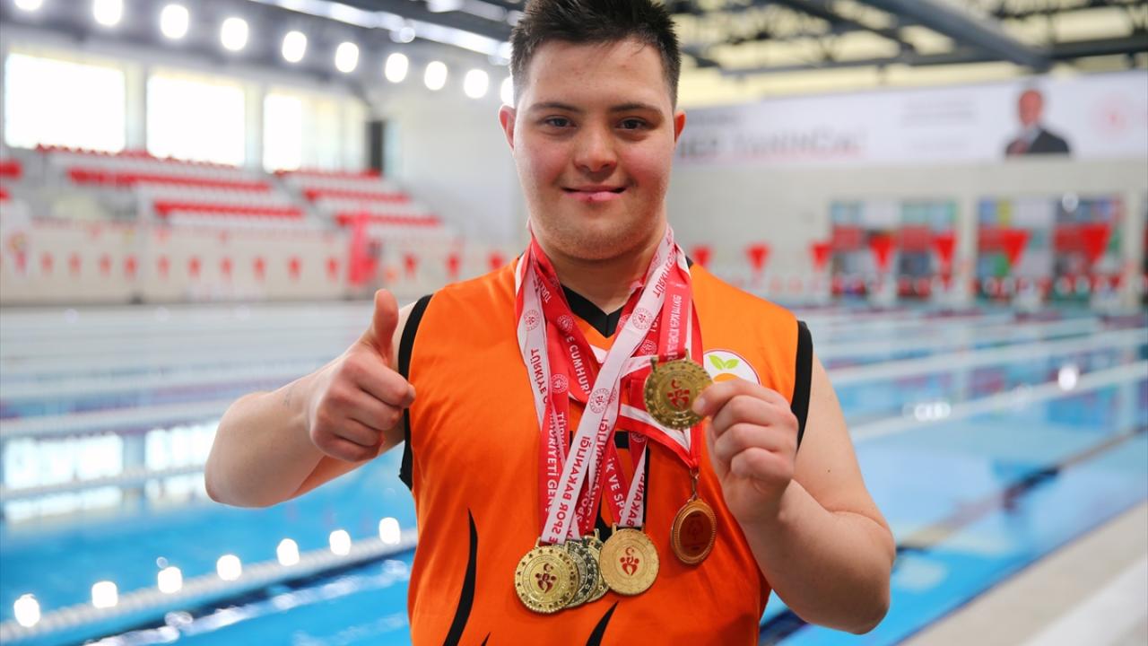 Yüzmeyi hayatının önemli parçası olarak görüyor