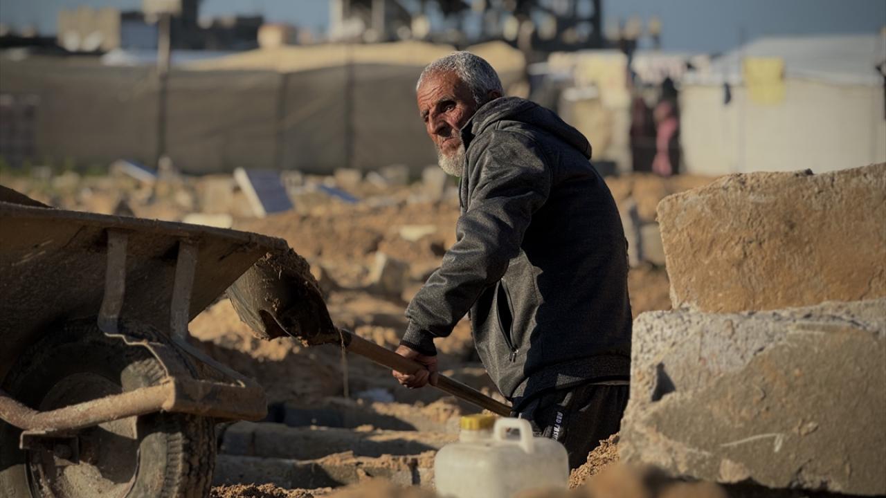Filistinli mezar kazıcı, ilerlemiş yaşına rağmen mesleğini sürdürüyor