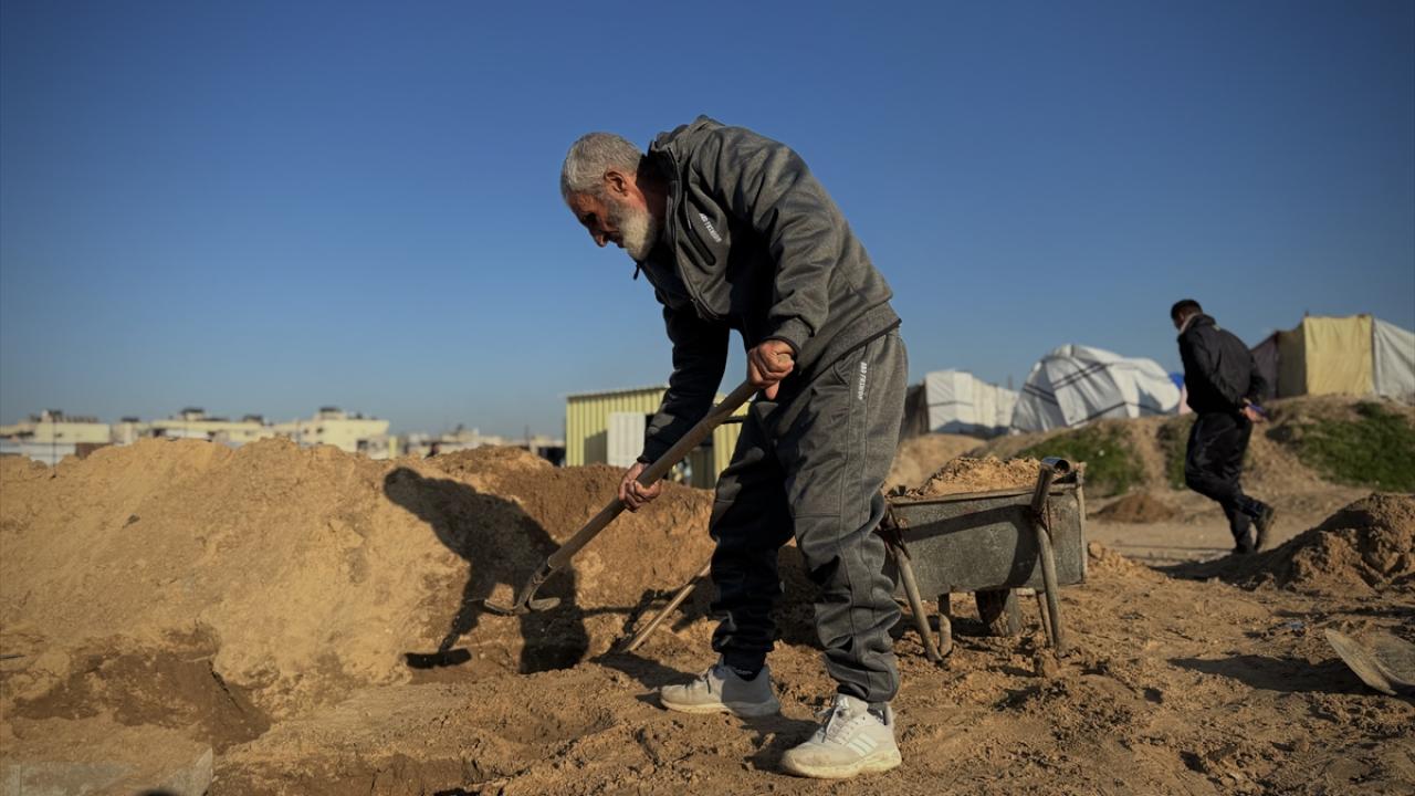 Filistinli mezar kazıcı, ilerlemiş yaşına rağmen mesleğini sürdürüyor