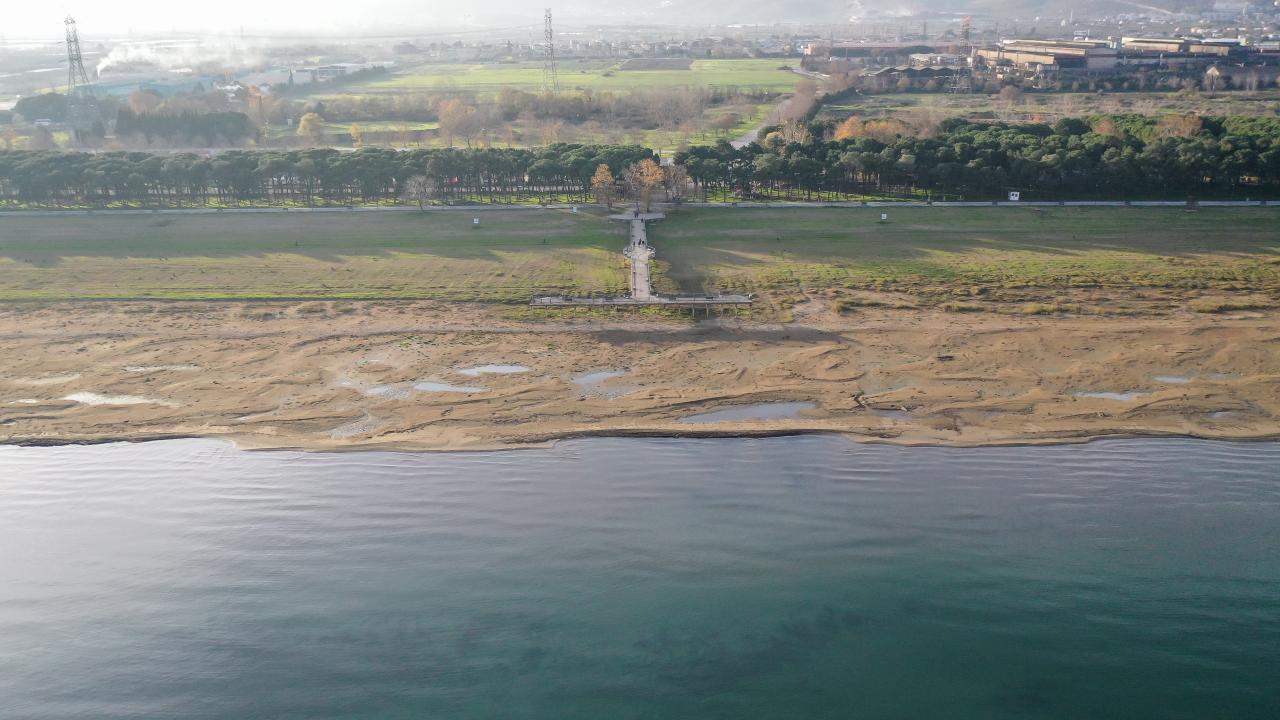 Bunu hem uydu görüntüleri hem de kıyı mesafelerinin ölçümleriyle gözlemlediklerini belirten Dindar, göldeki su çekilmesinin nedenlerini şöyle anlattı: