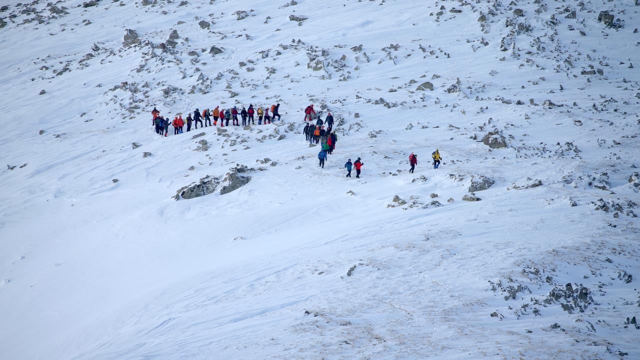 Geceyi dondurucu soğukta kamp yaparak geçirdiler