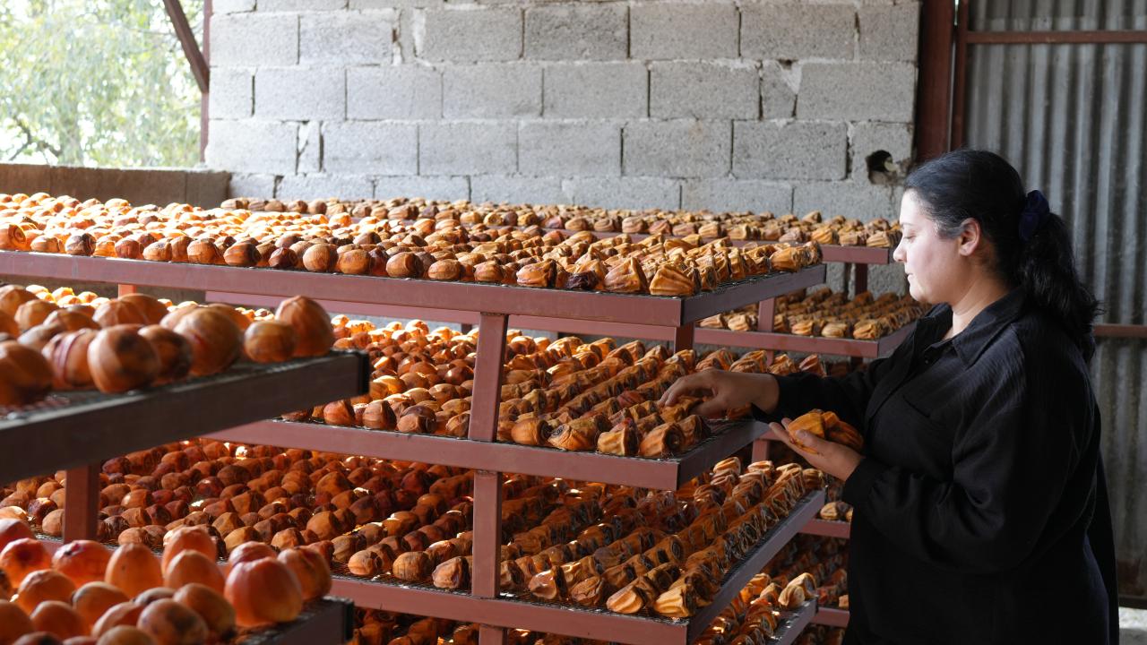 Fabrikada çalıştığı için sadece pazar günleri ürünü soyup asabildiklerini belirten Güller, şöyle konuştu: