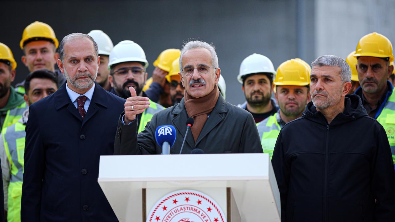 Bakan Uraloğlu, Hatay'da İskenderunAntakya Otoyolu Projesi'ndeki çalışmaları inceledi