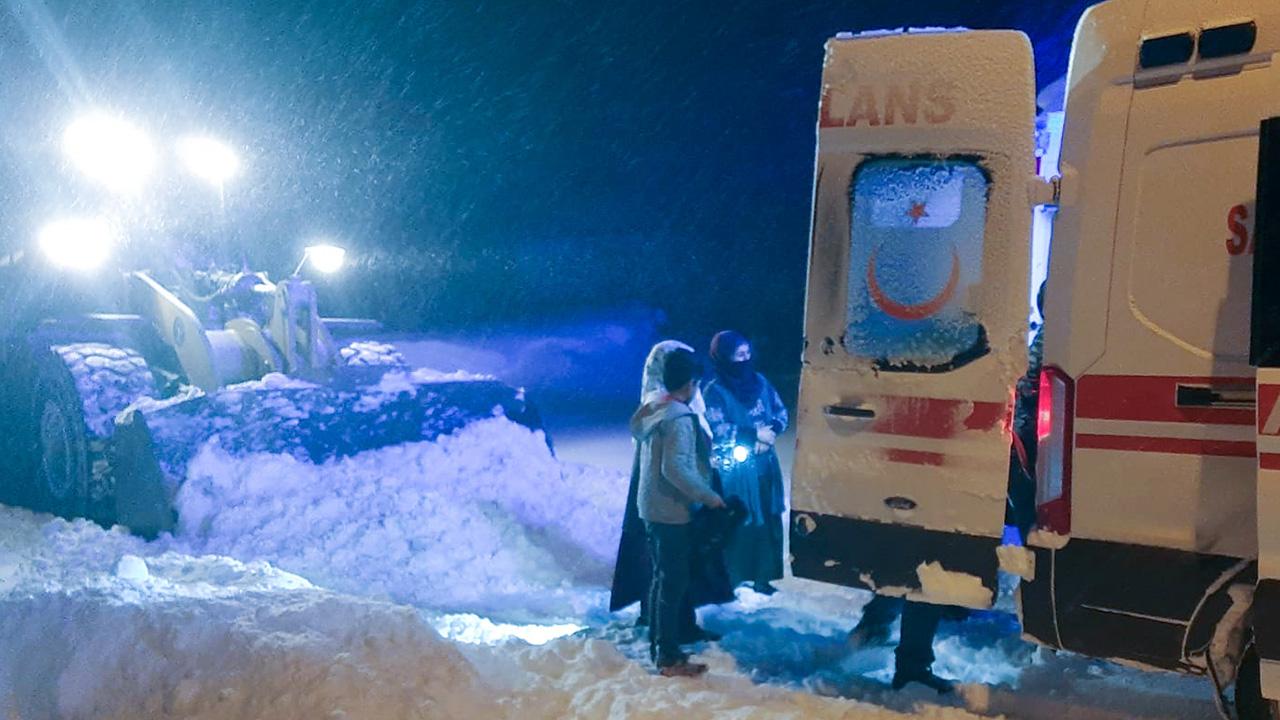 Kapanan köy yolları açıldı, hastalar kurtarıldı