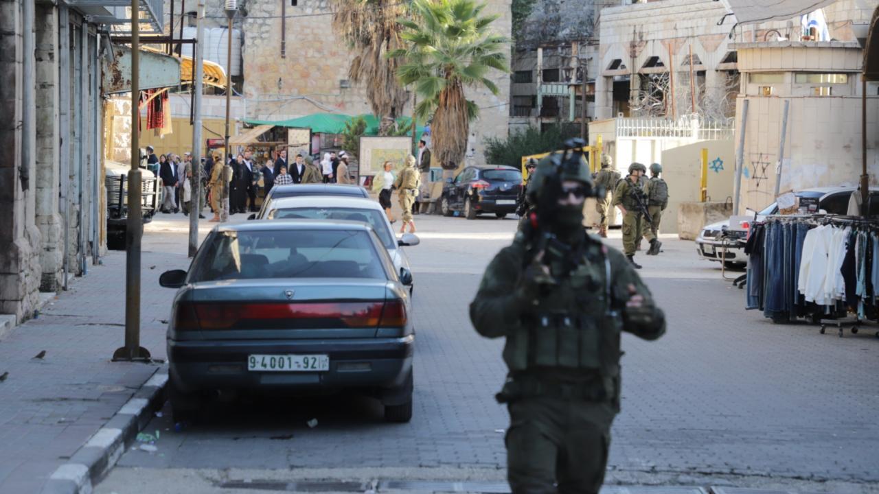 İsrailli işgalciler Batı Şeria'da Filistinlilere saldırıyor