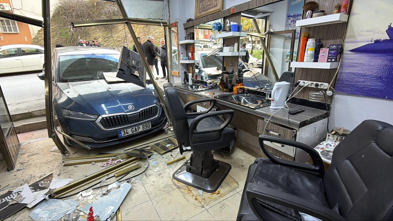 Berberde tıraş olan vatandaşa araba çarptı