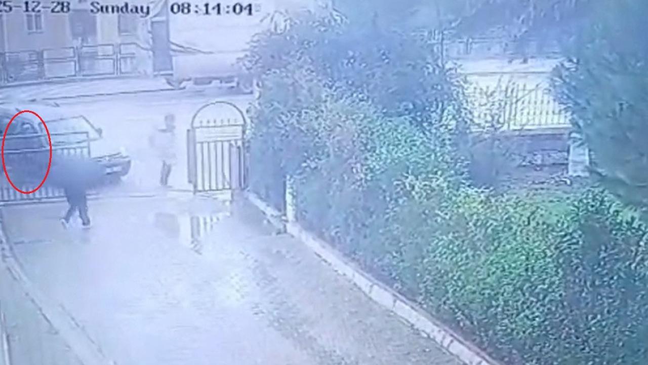 Binmek üzere olduğu hafif ticari araca otomobil çarptı