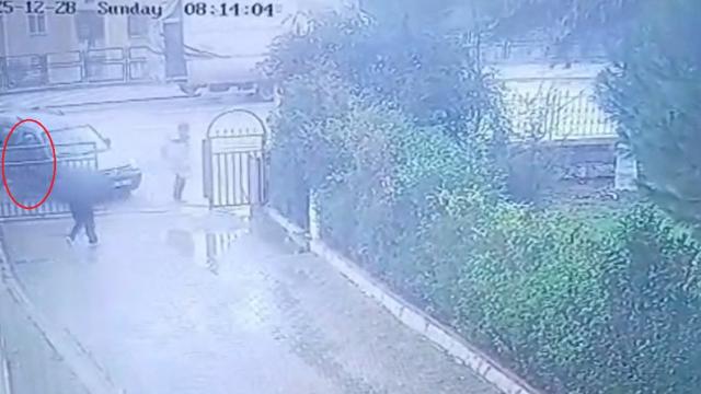 Binmek üzere olduğu hafif ticari araca otomobil çarptı