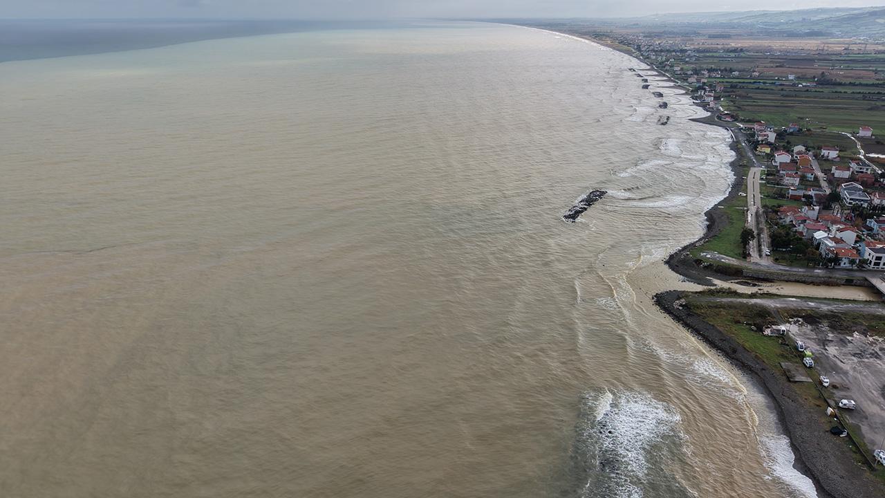 Yağış Karadenizin rengini kahverengiye boyadı