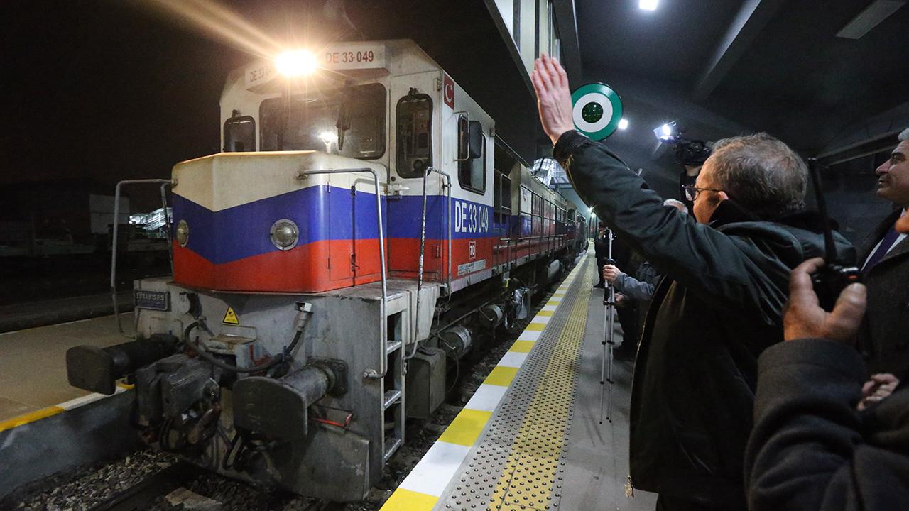 Turistik Doğu Ekspresi Karsta çiçeklerle karşılandı