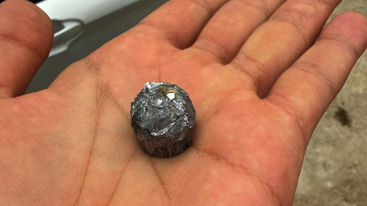 Kahvaltı yaptıkları odanın penceresine domuz kurşunu isabet etti