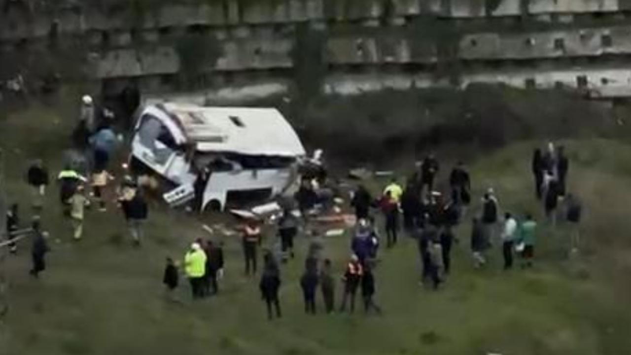 Esenyurt'ta servis midibüsü devrildi