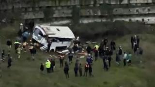 Esenyurt'ta servis midibüsü devrildi