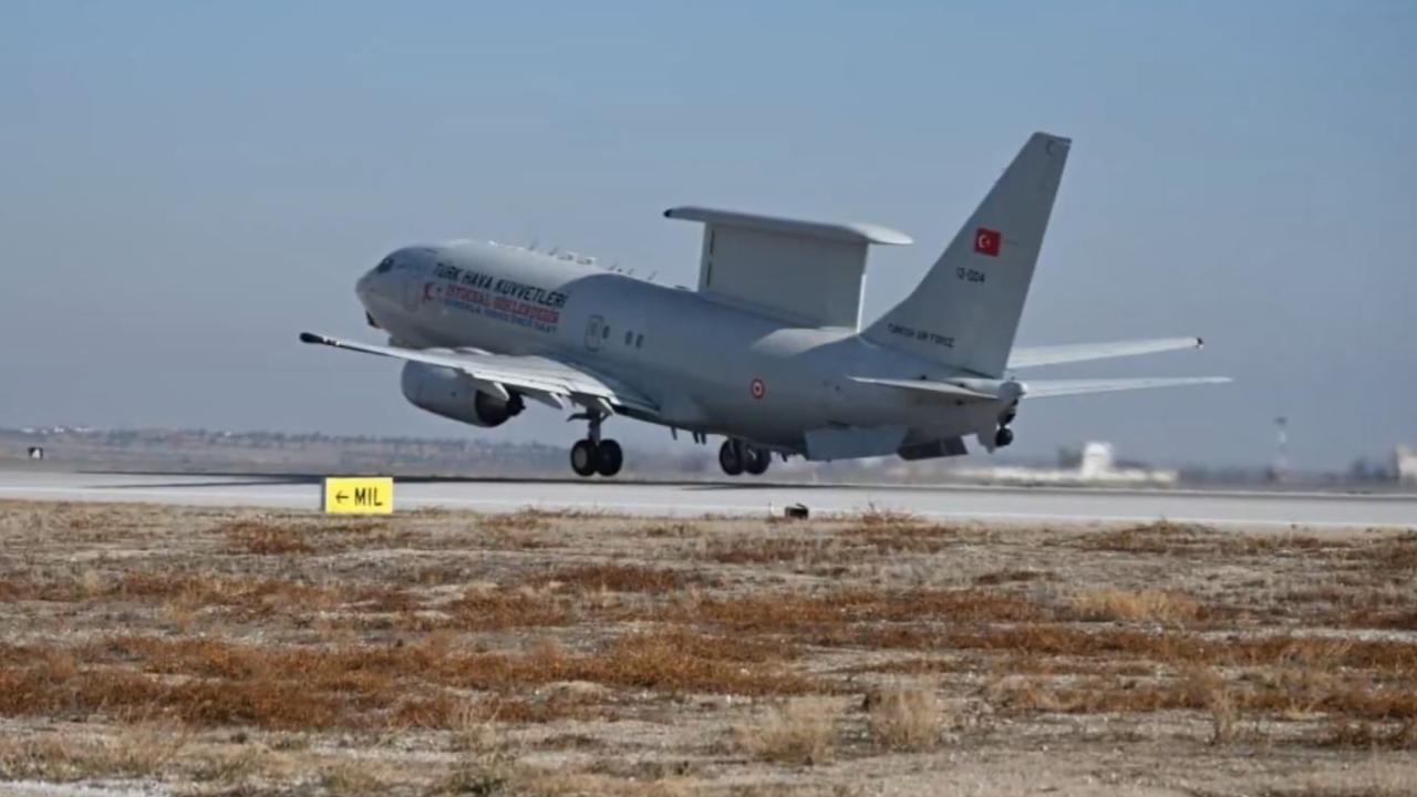 Türk Hava Kuvvetleri'nden Karadeniz'de eğitim uçuşu
