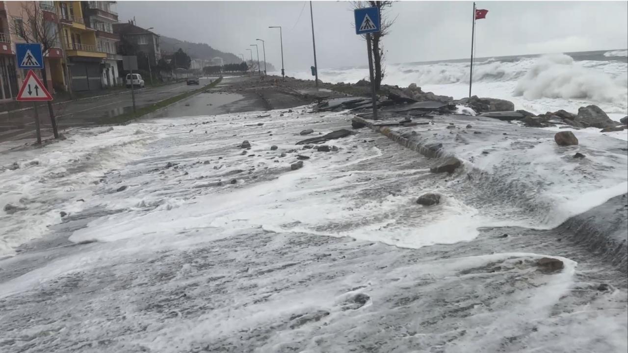 Kastamonu’da dev dalgalar sahil şeridine zarar verdi