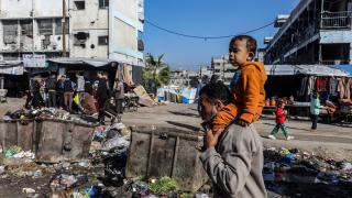 Han Yunus’ta çöp ve kanalizasyon krizi, yerinden edilen Filistinlilerin yaşamını tehdit ediyor