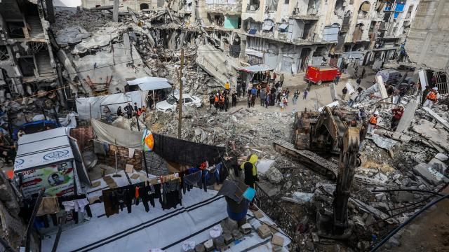 Gazze'de enkazlar arasında Filistinlilerin cenazeleri aranıyor