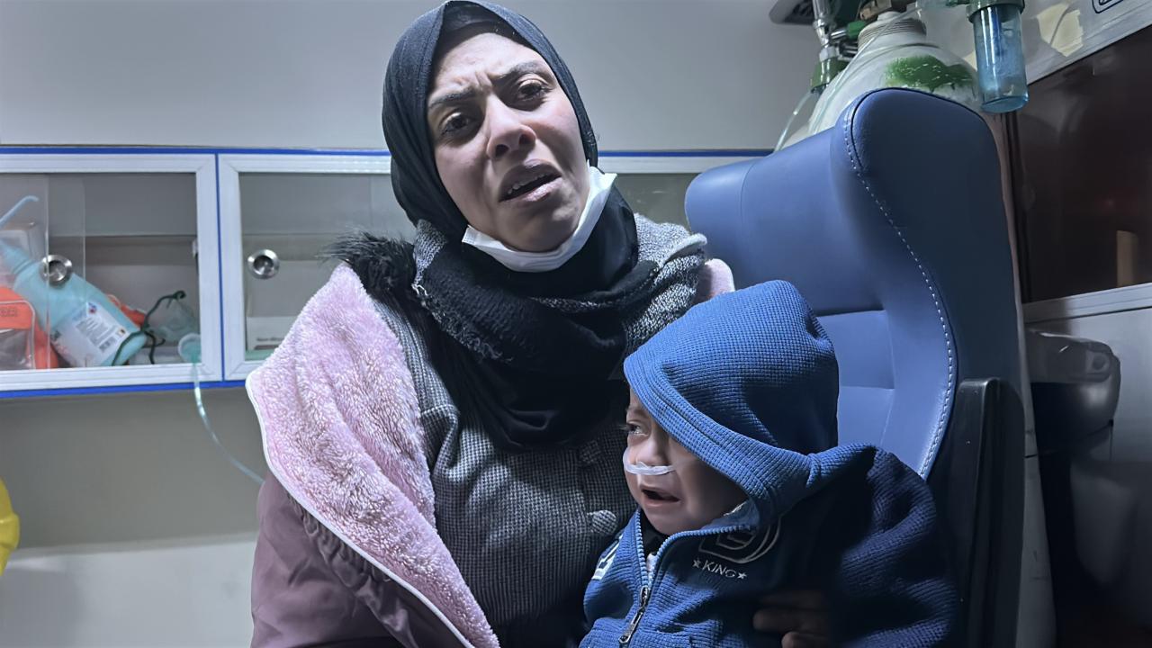 İlaç yetersizliğinden oğlunu kaybeden Gazzeli aile Türkiyeye getiriliyor