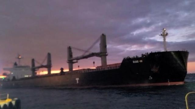 İstanbul Boğazı'nda sürüklenen gemi Ahırkapı'ya demirletildi