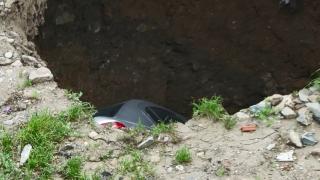 Yer yarıldı, araba kayboldu