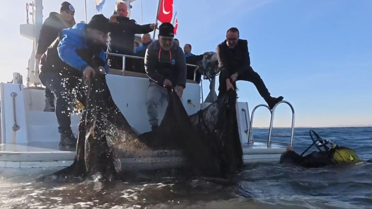 Denizlerden ve iç sulardan 360 bin metrekare hayalet ağ çıkarıldı