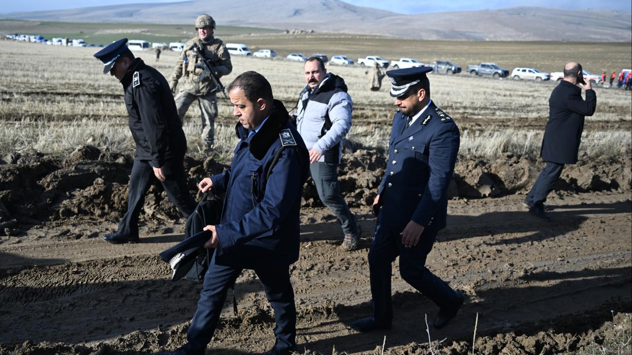 Libya heyeti jetin enkazında incelemelerde bulunuyor