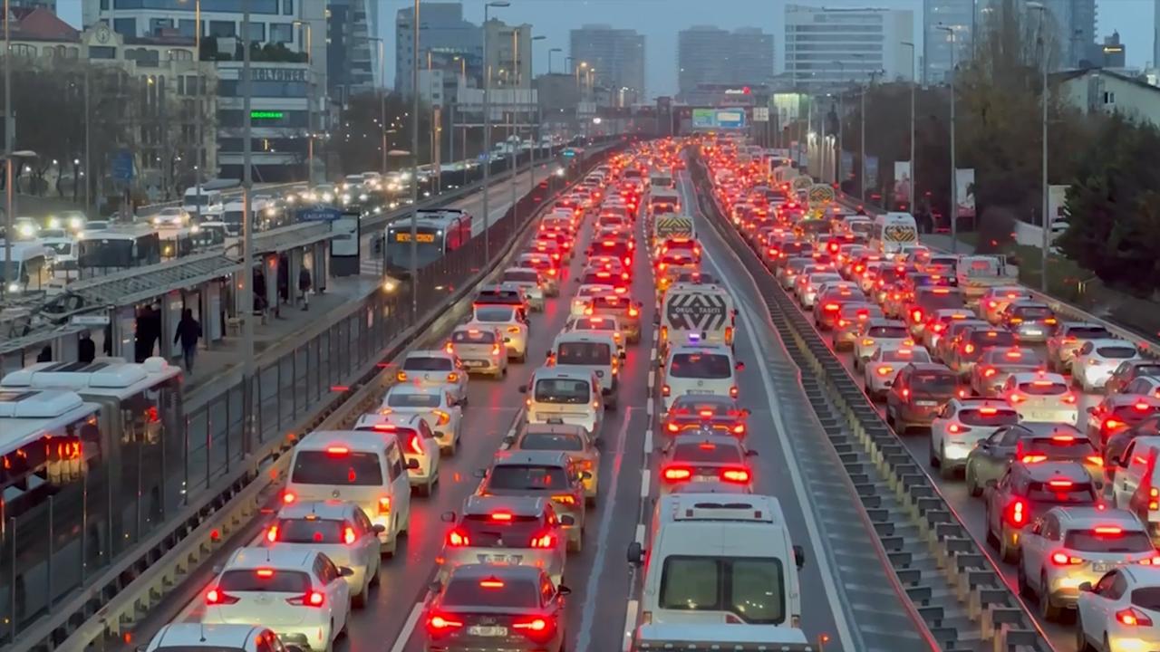 İstanbul'da akşam saatlerinde trafik yoğunluğu yüzde 90'a çıktı
