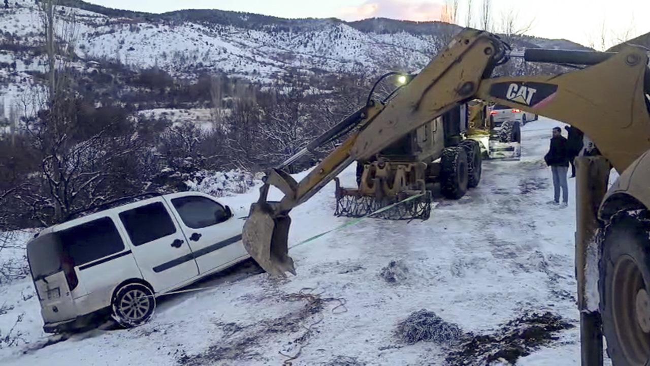 Karda mahsur kalan araç ekiplerin yardımıyla kurtarıldı