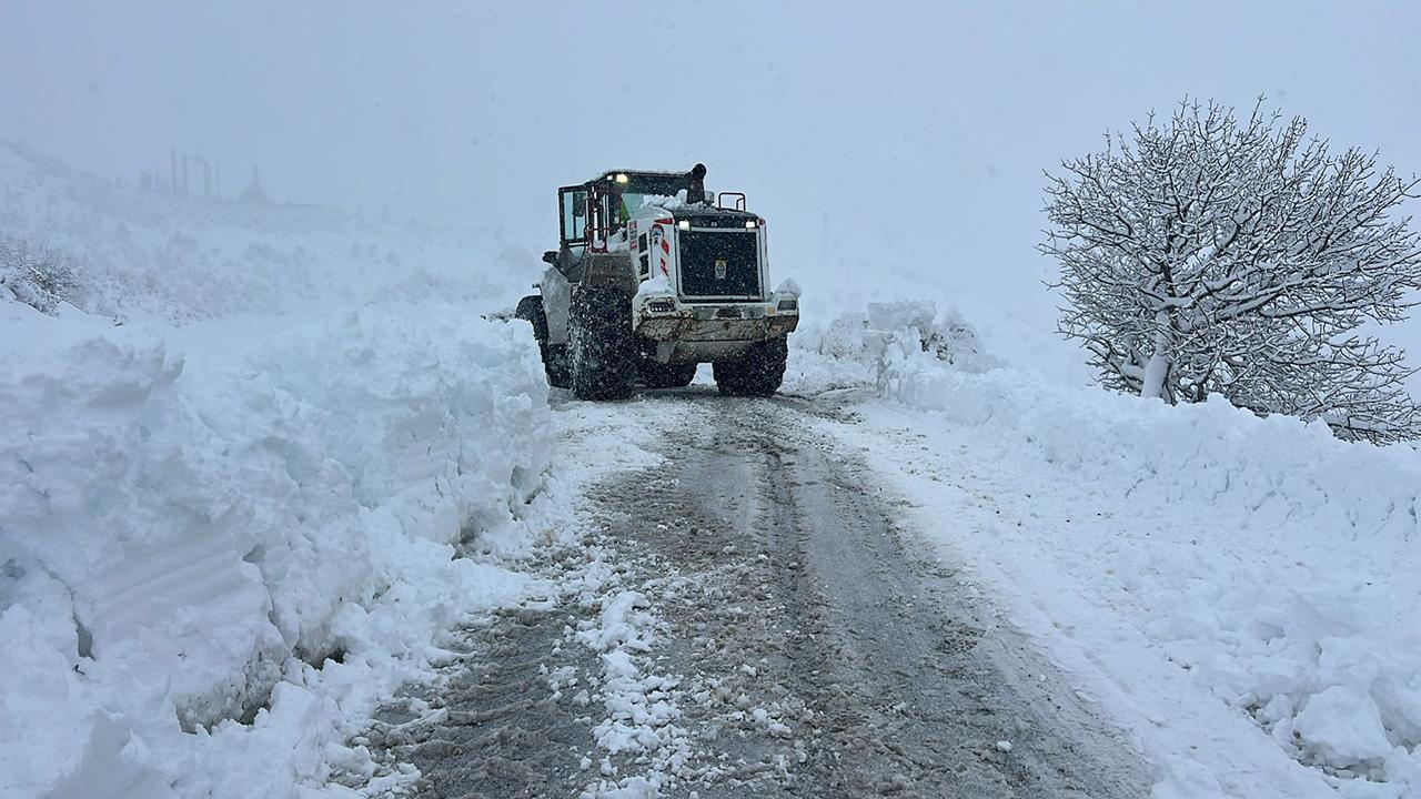 9 ilde yoğun kar: 3 bin 367 yol ulaşıma kapandı
