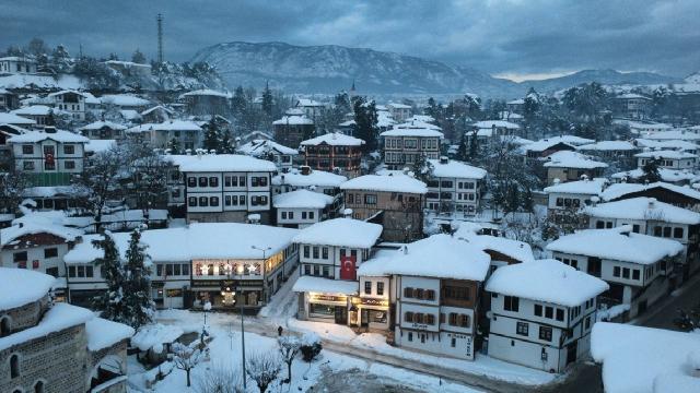 Safranbolu'da tarihi konaklar karla kaplandı