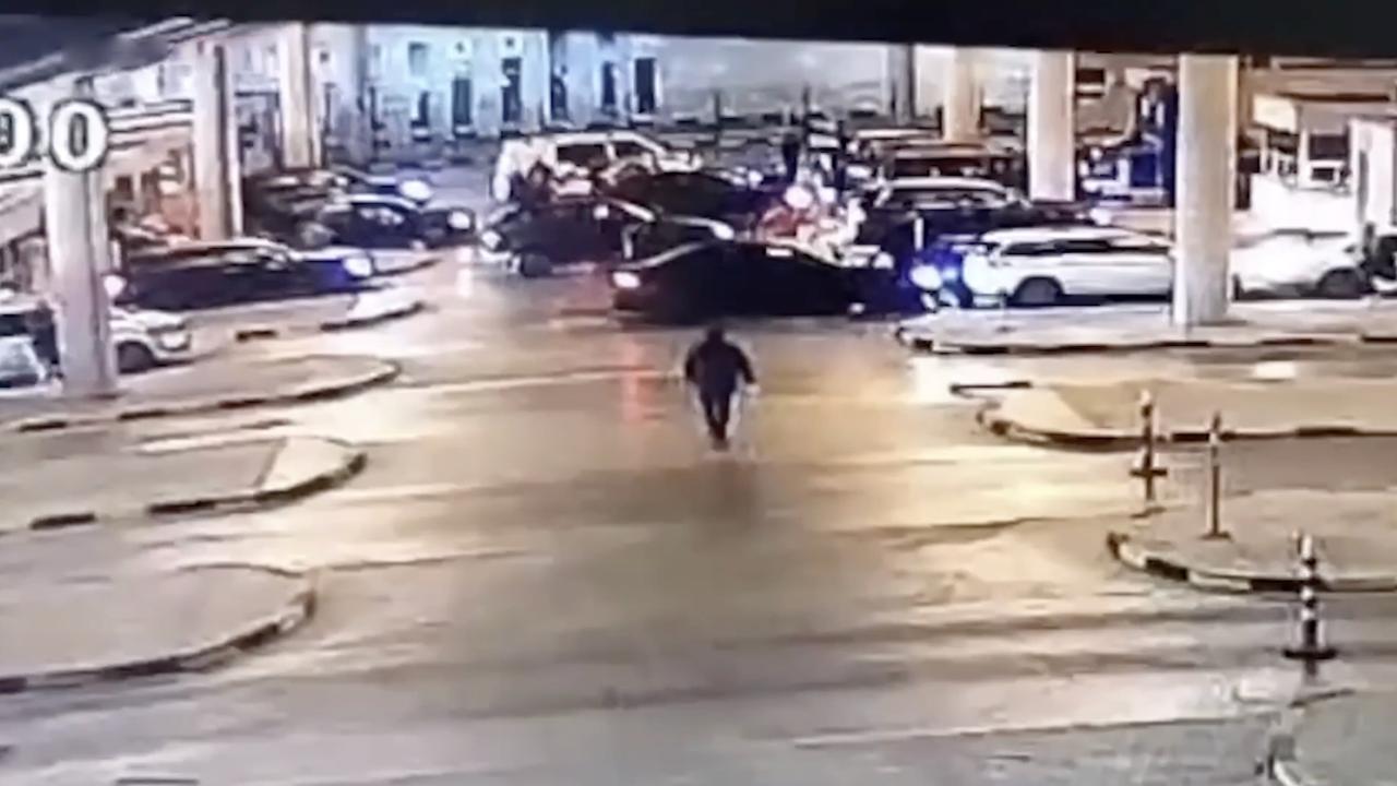 Kapıkule'de korkutan kaza: Gümrük memuru iki araç arasında sıkıştı