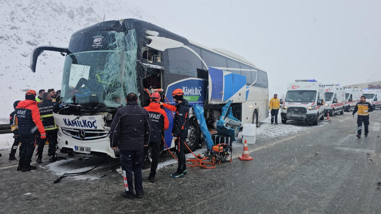 Erzincan'da yolcu otobüsü tıra çarptı