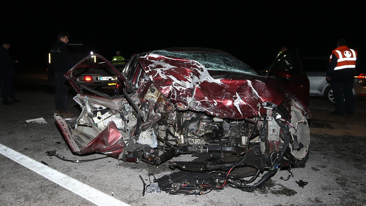 Polisten kaçarak ters yöne giren araç faciaya yol açtı: 5 ölü
