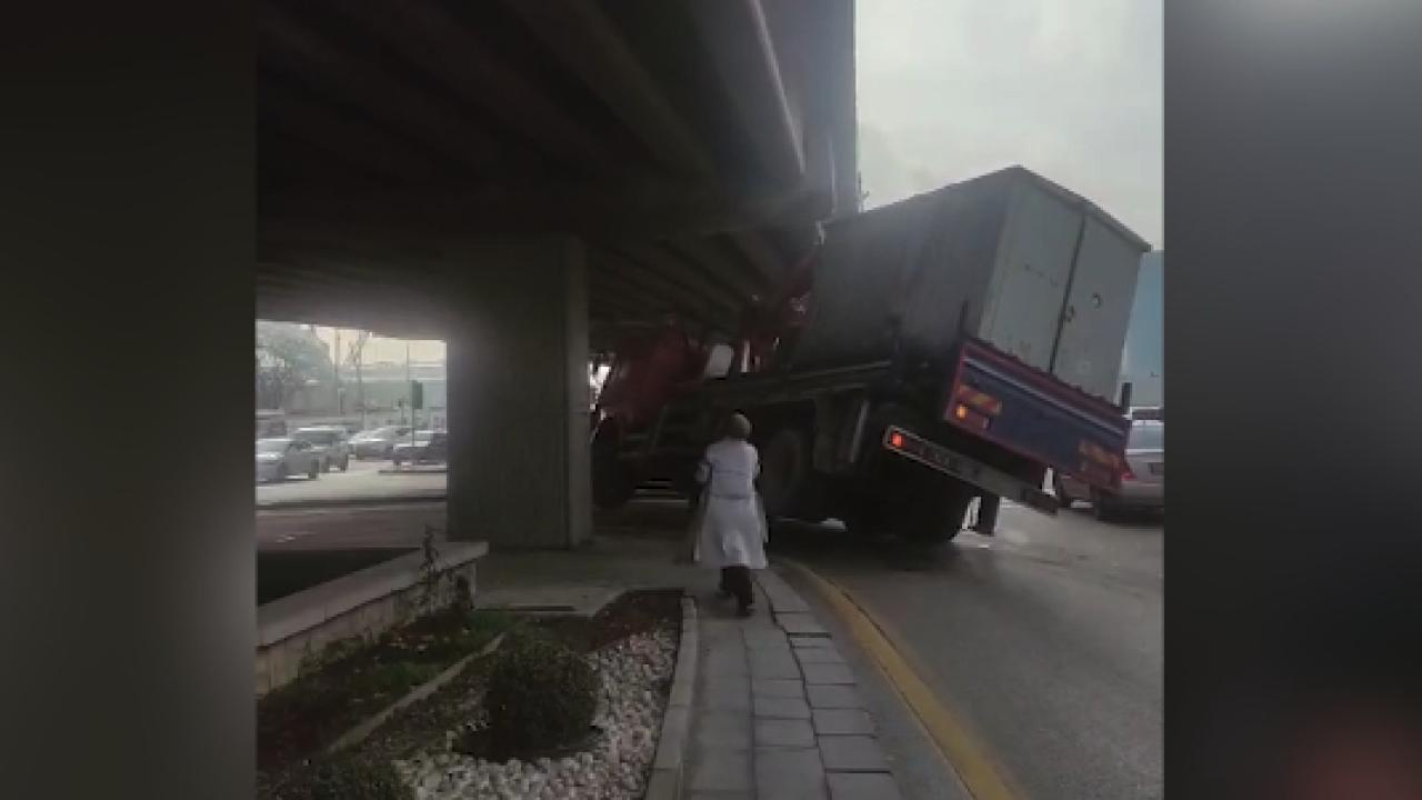 Ankara’da konteyner taşıyan vinç köprüde sıkıştı
