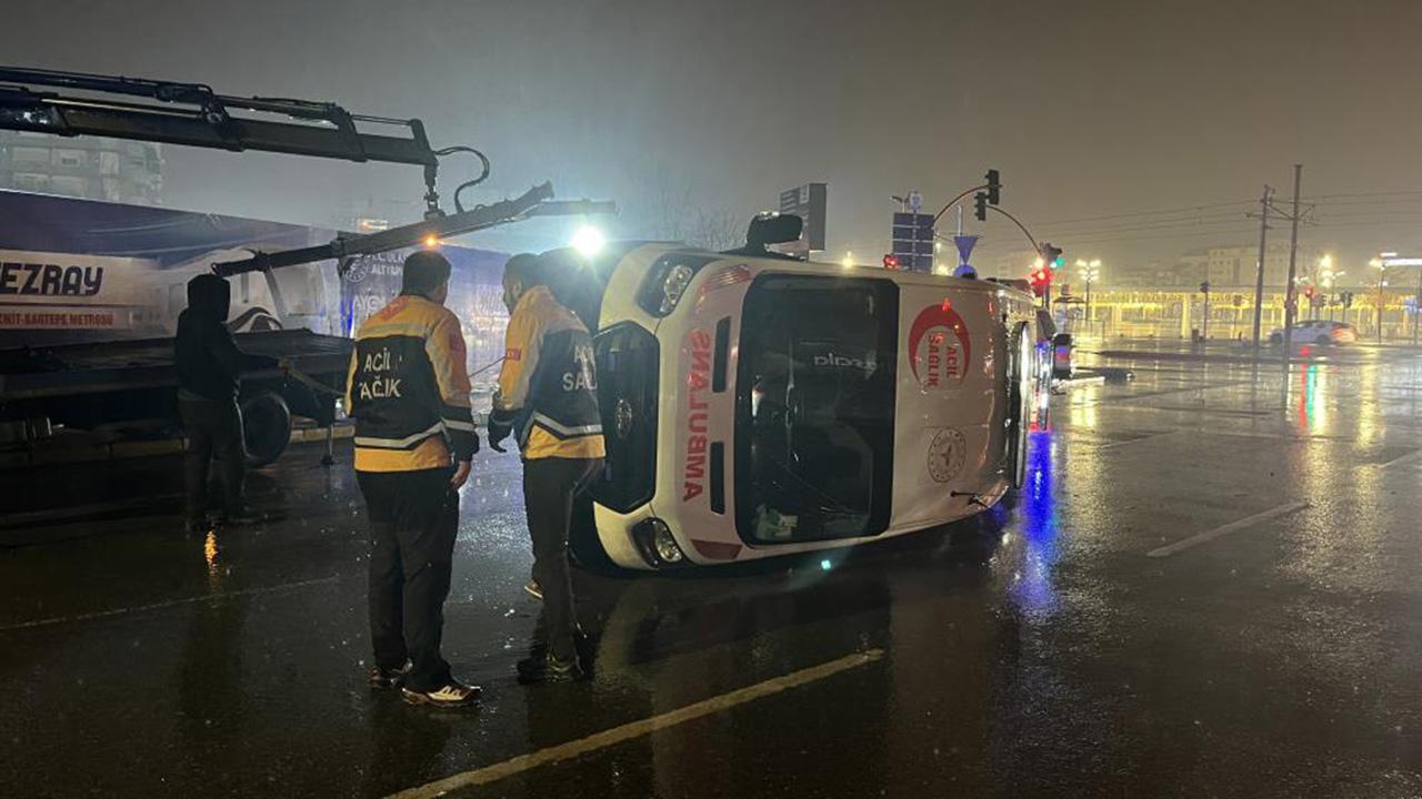 Hasta taşıyan ambulans devrildi: 6 yaralı