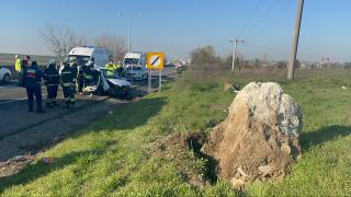 Tekirdağ'da beton parçasına çarpan otomobildeki 5 kişi yaralandı