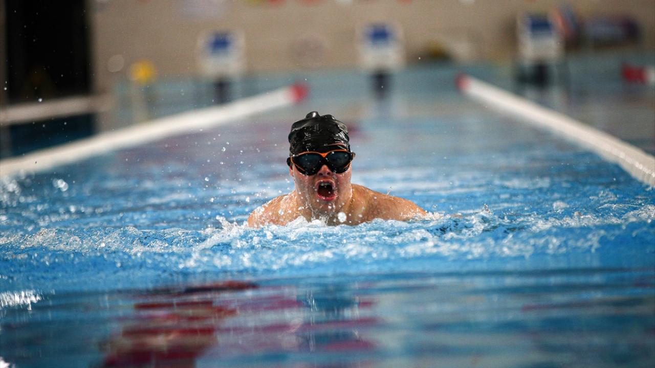 Down sendromlu yüzücü Mehmet, milli formaya kavuşmak için kulaç atıyor